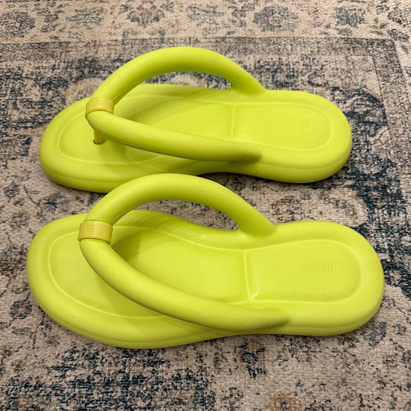 Melissa  Flip Flop Size 7 - Picture 8 of 12